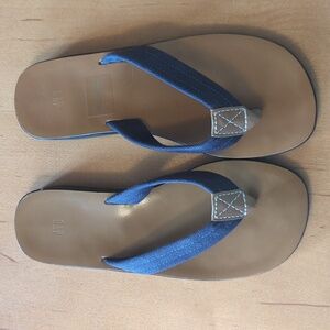 NWOT GAP flip flops size 8